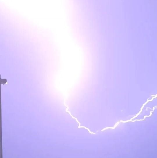 10일(현지시간) 지난 9일 두바이에 폭우와 우박 등이 쏟아져 도시가 온통 물 바다가 됐다. 이날 두바이에는 6시간 동안 50㎜의 비가 내렸는데 이는 국가 전체 연간 강수량(120㎜)의 거의 절반 수준이다. 폭우로 인해 두바이의 랜드마크 '부르즈 할리파'가 안개에 가려진 모습. 사진 엑스(X) 영상 캡처