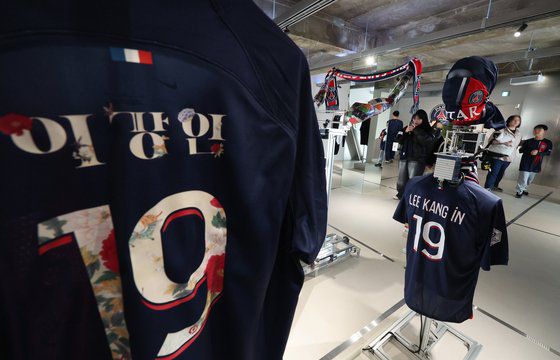 10일 서울 강남구 신사동에 마련된 파리 생제르맹(PSG) 공식 플래그십 스토어에서 시민들이 유니폼을 살펴보고 있다. 뉴스1