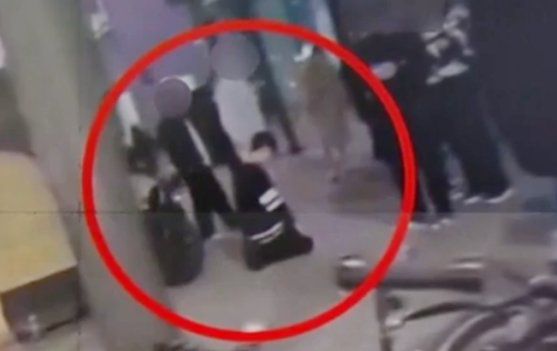 방송에도 자주 나오는 유명 변호사가 서울 강남 길거리에서 클럽 직원을 무릎 꿇리고 사과를 요구하는 장면이 포착됐다. JTBC ‘사건반장’ 캡처