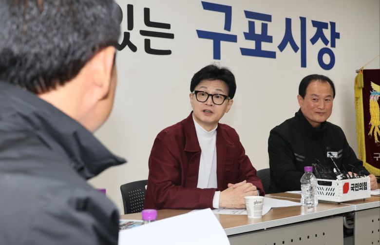 한동훈 국민의힘 비상대책위원장이 북구 구포시장에서 열린 상인회 간담회에서 발언하고 있다. 부산=송봉근 기자