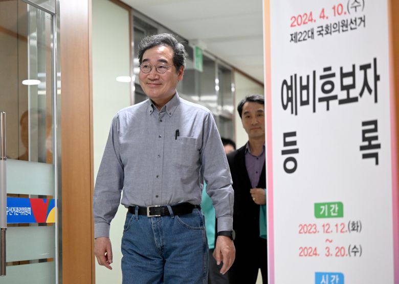 예비후보 등록을 위해 광주 광산구선거관리위원회에 들어서고 있는 이낙연 새로운미래 공동대표. 뉴시스