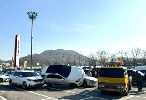 지난 13일 온라인 커뮤니티에 올라온 서울 만남의광장 휴게소 ‘황당’ 주차 사고. 사진 온라인 커뮤니티