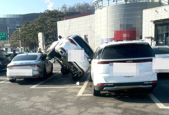 지난 13일 온라인 커뮤니티에 올라온 서울 만남의광장 휴게소 ‘황당’ 주차 사고. 사진 온라인 커뮤니티