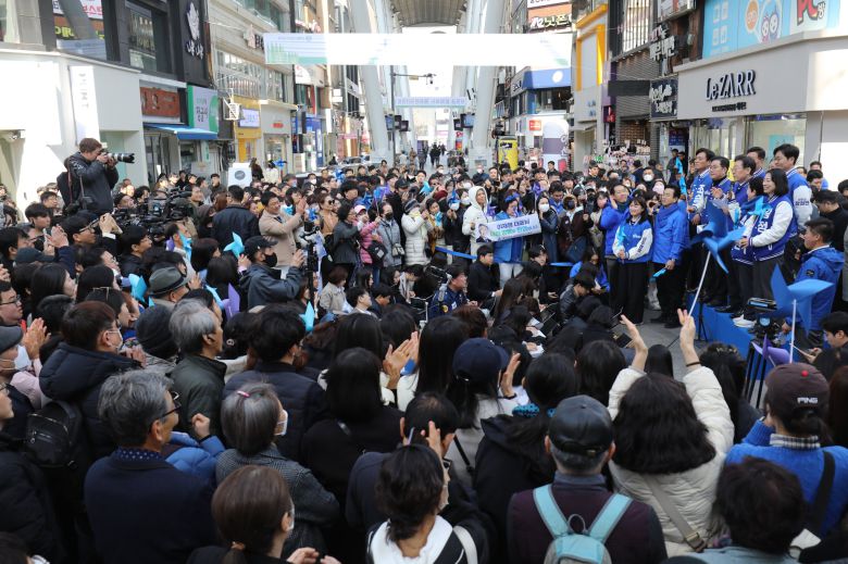 시민들에게 인사하는 이재명 대표와 지역 후보들. 뉴스1