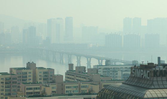 수도권을 비롯한 전국 곳곳 미세먼지 농도가 나쁨을 기록한 14일 오전 서울 도심이 회색빛 미세먼지와 안개에 갇혀 있다. 연합뉴스