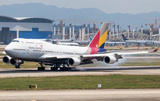 아시아나항공이 운영하는 보잉 747-400 여객기 이 여객기는 이달 25일 타이페이~인천 비행을 끝으로 은퇴한다. 아시아나항공은 “기령이 오래돼 부품 조달이 쉽지 않아 운항 종료를 선택한 것”이라고 설명했다. 사진 나무위키