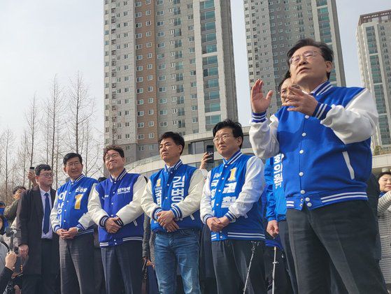 17일 오후 2시30분쯤 경기 화성시 동탄호수공원 광장에서 이재명 더불어민주당 대표와 수원·용인·화성 지역구 국회의원 후보, 화성 지역구로 출마하는 시·도의원 후보가 황사로 인한 짙은 미세먼지에도 마스크 착용 없이 시민들에게 이야기하고 있다. 손성배 기자