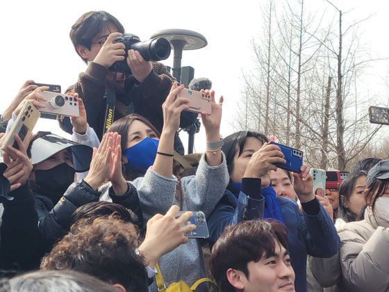 17일 오후 2시30분쯤 이재명 더불어민주당 대표와 수원·용인·화성 지역구 국회의원 후보가 찾은 경기 화성시 동탄호수공원 광장에서 민주당 지지자들이 파란색 계열 마스크를 쓰고 있다. 손성배 기자