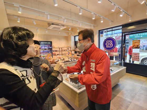 17일 오후 서울 종로구 구기동의 한 빵집에서 시민들과 인사하는 최재형 국민의힘 후보(서울 종로). 이날 최 후보는 실내에선 마스크를 착용하고, 야외에선 마스크를 미착용한 채 유세를 펼쳤다. 이영근 기자