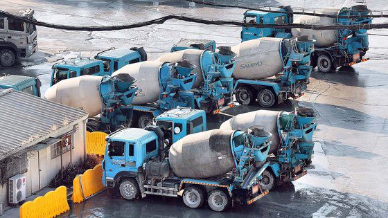 화물연대 총파업이 2주째 계속되고 있는 2022년 12월 8일 오전 서울의 한 레미콘 공장에 레미콘 차량이 멈춰 서 있다. 연합뉴스