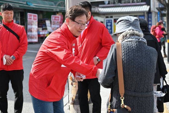 17일 오후 서울 종로구 구기동에서 시민들과 인사하는 최재형 국민의힘 후보(서울 종로). 미세먼지 농도가 '매우나쁨'까지 오른 이날 최 후보는 실내에선 마스크를 착용하고, 야외에선 마스크를 미착용한 채 유세를 펼쳤다. 사진 최재형 국민의힘 의원실