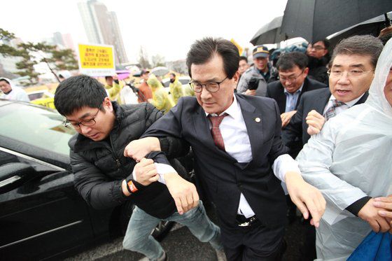 충북선 고속화 사업 예타면제 발표 두달 뒤인 2019년 3월 충북 제천시를 찾은 이시종 전 충북지사가 제천역 경유를 촉구하는 시민에게 항의를 받고 있다. 연합뉴스