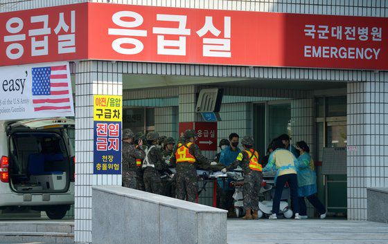 정부의 의과대학 정원 확대 방침에 반발하는 전공의들의 집단 이탈 사태로 의료공백을 메우기 위해 13일 민간에 개방중인 국군대전병원에서 군 의료진과 장병 등이 헬기로 이송된 환자를 응급실로 신속히 옮기는 훈련을 실시하고 있다.김성태/2024.03.13.