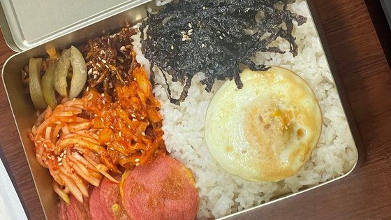 광양매화축제에서 인기를 끈 추억의 양은 도시락. 5000원에 판매됐다. 광양시청 제공