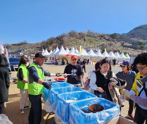 광양매화축제를 찾은 관광객들이 사용한 다회용기를 반납하고 있다. 환경부 영산강유역환경청 제공
