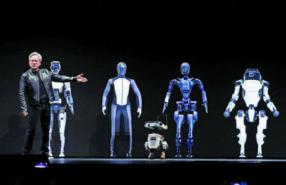 젠슨 황 엔비디아 최고경영자(CEO)는 18일(현지시간) 미국 캘리포니아 새너제이에서 열린 엔비디아 개발자 콘퍼런스 ‘GTC 2024’ 기조연설 무대에서 로봇을 소개하고 있다. 연합뉴스