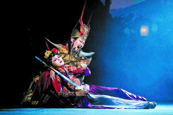 창극 '패왕별희' 중 항우(정보권)가 죽은 우희(김준수)를 끌어안고 절규하는 모습. 김준수는 패왕별희에서 섬세한 경극식 손짓 연기과 쌍검무를 선보이며 호평을 받았다. 사진 국립극장
