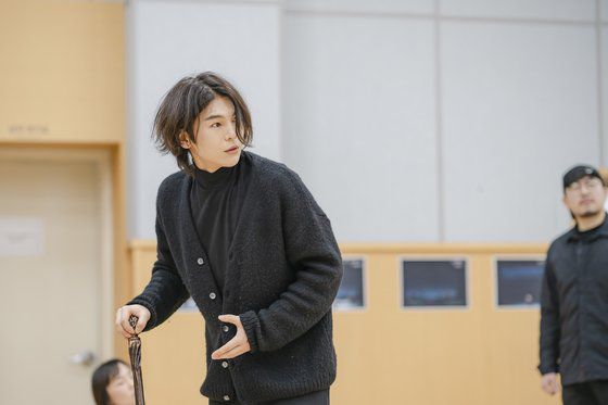 김준수가 창극 '리어' 공연을 앞두고 연습실에서 리어왕을 연기하는 모습. 사진 국립극장