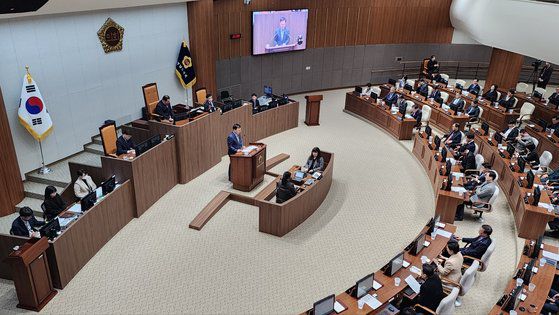 충남도의회 김기서(부여1.더불어민주당) 의원이 19일 오전 열린 충남도의회 제350회 임시회 본회의에서 충남학생인권조례 폐지 개정안 상정에 반대하고 있다. 신진호 기자