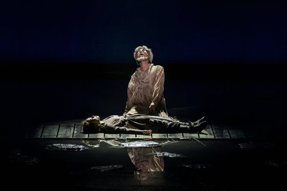 2022년 창극 '리어' 공연에서 국립창극단 간판 배우 김준수가 막내 딸을 잃고 절규하는 리어왕을 연기하고 있다. 사진 국립극장