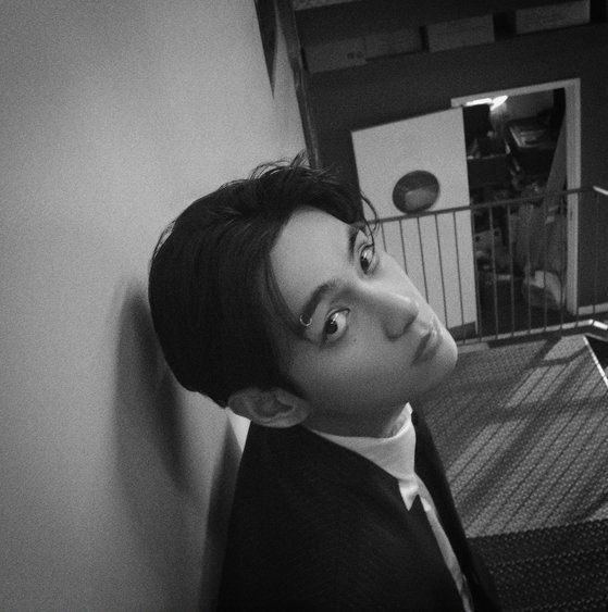 그룹 방탄소년단(BTS) 뷔가 8일 공식 SNS에 새 디지털 싱글 'FRI(END)S'의 첫 번째 콘셉트 포토를 공개했다. 연합뉴스