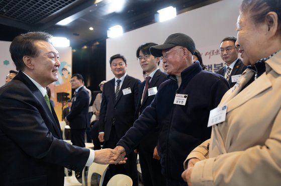 윤석열 대통령이 21일 강원 원주 건강보험심사평가원에서 열린 '국민과 함께하는 민생토론회-스물두 번째, 건강하고 행복한 노후'에 참석해 인사를 하고 있다. 대통령실 제공
