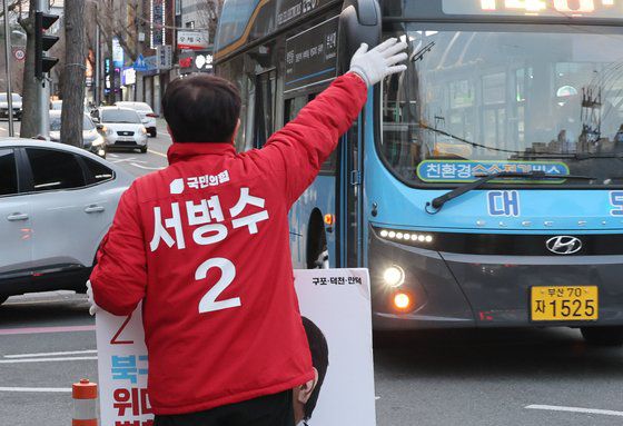 부산 북갑에 출마한 국민의힘 서병수 후보가 19일 부산 북구 만덕동에서 주민들에게 지지를 호소하고 있다. 송봉근 기자