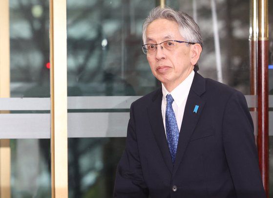 아이보시 고이치 주한일본대사가 22일 서울 종로구 외교부로 초치되고 있다.   이날 우리나라 정부는 일본 정부가 독도를 자신들의 고유 영토라고 서술하는 등 역사를 왜곡하고 있는 교과서 검정을 통과시킨 데 대해 강력히 항의하며 즉각적인 시정을 촉구했다. 뉴스1