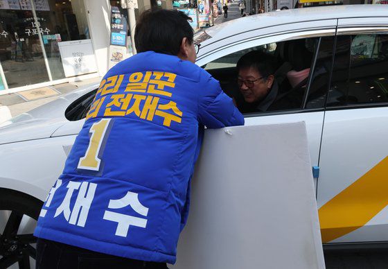 부산 북갑에 출마한 더불어민주당 전재수 후보 19일 부산 북구 덕천동 젊은의 거리에서 주민들에게 지지를 호소하고 있다. 송봉근 기자