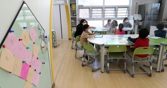 서울 강남 한 초등돌봄 시설인 '우리동네키움센터'에서 아이들이 합창 수업을 하고 있다. 뉴스1