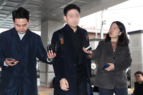 25일 오후 '메디스태프' 기동훈 대표가 집단행동에 불참한 전공의 명단인 '전공의 블랙리스트'가 메디스태프에 게재된 사건에 관한 조사를 받기 위해 서울경찰청 사이버범죄수사대에 출석하고 있다. 뉴스1