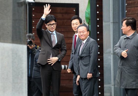 한동훈 국민의힘 비상대책위원장이 26일 오전 대구 달성군 박근혜 전 대통령 사저를 찾아 윤재옥 원내대표, 유영하 변호사와 함께 사저 입구에서 지지자들을 향해 손을 흔들고 있다. 뉴스1