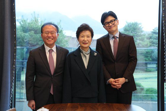 국민의힘 한동훈 비상대책위원장이 26일 대구 박근혜 전 대통령 사저에서 박 전 대통령을 만나고 있다. 사진 국민의힘