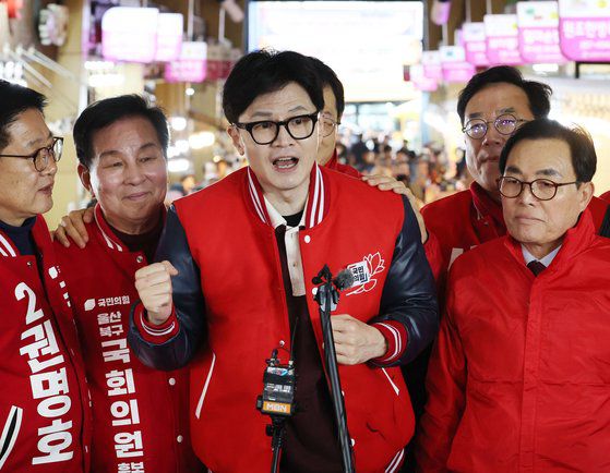 국민의힘 한동훈 비상대책위원장 겸 총괄 선거대책위원장이 26일 오후 울산시 남구 신정시장을 찾아 발언하고 있다. 연합뉴스