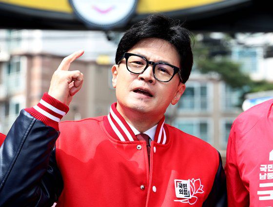한동훈 국민의힘 비상대책위원장 겸 총괄선거대책위원장이 27일 오전 인천 남동구 모래내시장에서 지지를 호소하고 있다. 전민규 기자