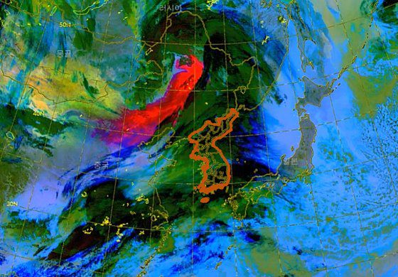 28일 새벽 기상청 천리안 위성이 관측한 황사 영상. 황사(빨간색 표시)가 기압골을 따라 한반도에 가까워지고 있다. 사진 기상청