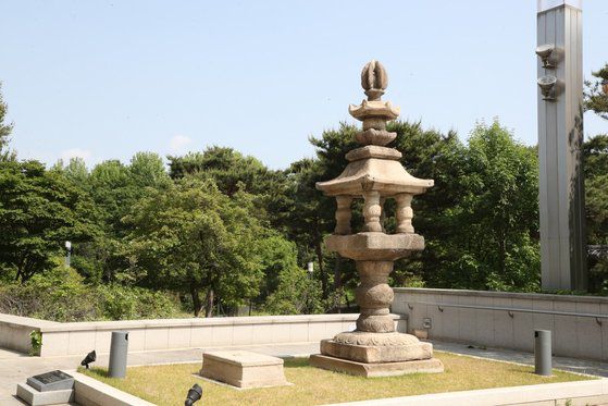 현종이 부모의 명복을 빌기 위해 1018년(현종 9년) 창건한 현화사의 석등. 절은 북한 황해북도 장풍군에 있지만 석등은 남한으로 옮겨 현재 서울 국립중앙박물관에 전시돼 있다. [사진 이익주]