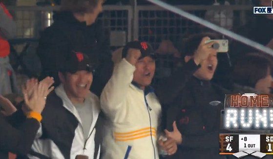 이정후의 홈런이 나오자 환호하는 아버지 이종범 텍사스 코치(가운데). [TV 중계 화면 캡처]