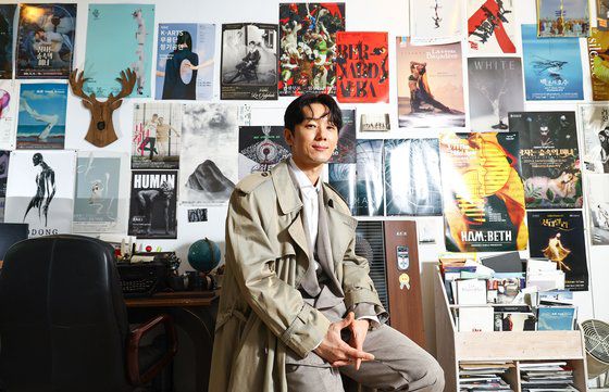 예명 BAKI로 유명한 박귀섭 작가의 작업실 벽은 그의 포트폴리오다. 김종호 기자