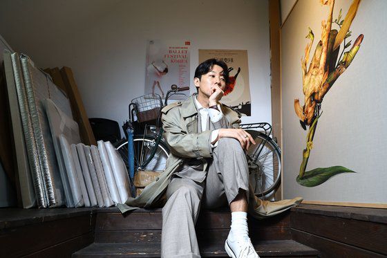 포즈 장인, 박귀섭 작가. 오른편에 보이는 게 국립발레단 전 수석무용수 김지영 씨와 작업한 사진이다. 김종호 기자