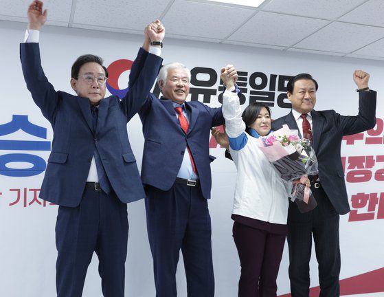 황보승희 의원(왼쪽 세 번째)이 지난달 8일 서울 여의도 자유통일당 당사에서 열린 입당 환영식에서 장경동 자유통일당 대표(왼쪽 첫 번째), 전광훈 목사(왼쪽 두 번째), 이종혁 전 의원과 기념촬영을 하고 있다. 뉴스1