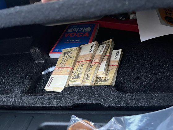 지난달 21일 코인거래 빙자 현금 강취 혐의로 붙잡힌 일당 차량에서 발견된 현금 다발. 사진 서울 강남경찰서