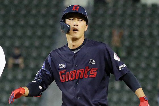 (서울=뉴스1) 민경석 기자 = 26일 오후 서울 송파구 잠실야구장에서 열린 프로야구 '2023 신한은행 SOL KBO리그' 롯데 자이언츠와 두산 베어스의 경기 7회초 2사 주자 만루 상황에서 땅볼 타구로 1루를 밟은 롯데 노진혁이 상대 수비 실책으로 전준우와 한동희가 홈을 밟자 안도하고 있다. 2023.7.26/뉴스1