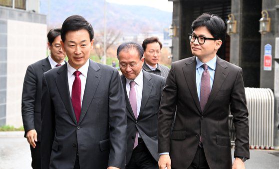 한동훈 국민의힘 총괄선거대책위원장이 26일 오전 대구 달성군 박근혜 전 대통령의 사저를 방문, 유영하 변호사 안내를 받으며 이동하고 있다. 뉴스1