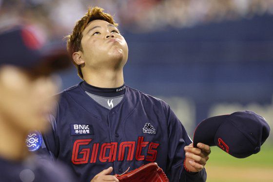 한현희, 아쉬운 5회말   (서울=연합뉴스) 신현우 기자 = 30일 서울 잠실야구장에서 열린 2023 프로야구 롯데 자이언츠와 LG 트윈스의 경기. 5회말 2사 2루 LG 오스틴을 삼진으로 잡아내며 이닝을 마친 롯데 선발투수 한현희가 더그아웃으로 들어가며 아쉬워하고 있다. 한현희는 5회말 홍창기에게 2타점 적시타를 내주며 2실점했다. 2023.5.30   nowwego@yna.co.kr (끝)  〈저작권자(c) 연합뉴스, 무단 전재-재배포 금지〉