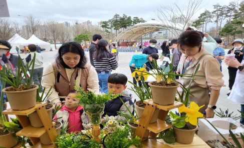 서울시가 강동구 암사동 암사역사공원에서 개최한 ‘기후동행 자원순환 캠페인.’ [사진 서울시]