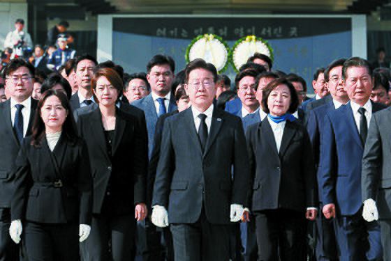 이재명 대표를 비롯한 더불어민주당 당선인들이 지난 12일 오전 위성정당인 더불어민주연합 비례대표 당선인들과 함께 국립서울현충원을 참배한 뒤 이동하고 있다. 뉴스1