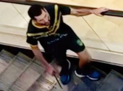 칼부림이 일어난 쇼핑센터 밖으로 피신한 여성과 아이들. AP=연합뉴스