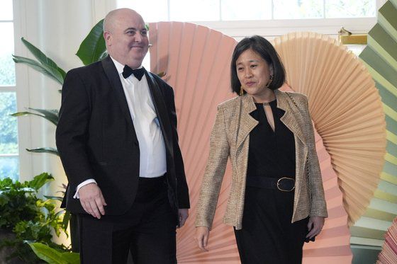 캐서린 타이(오른쪽) 미국 무역대표부(USTR) 대표가 지난 10일 미국 백악관에서 열린 기시다 후미오 일본 총리 국빈만찬장에 들어오고 있다. EPA