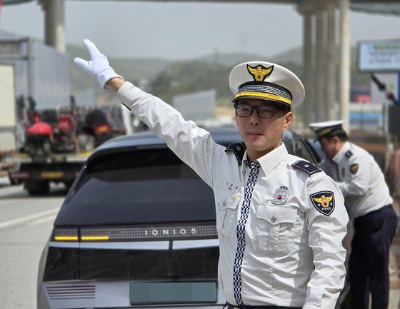 17일 오후 경기남부경찰청 고속도로순찰대가 행락철 교통법규 위반 집중 단속을 벌이다 마성터널에서 규정 속도 위반 차량을 적발해 추적하고 있다. 암행순찰차엔 속도 위반시 자동으로 적발하는 이동식 감시 카메라 시스템이 탑재돼있다. 손성배 기자